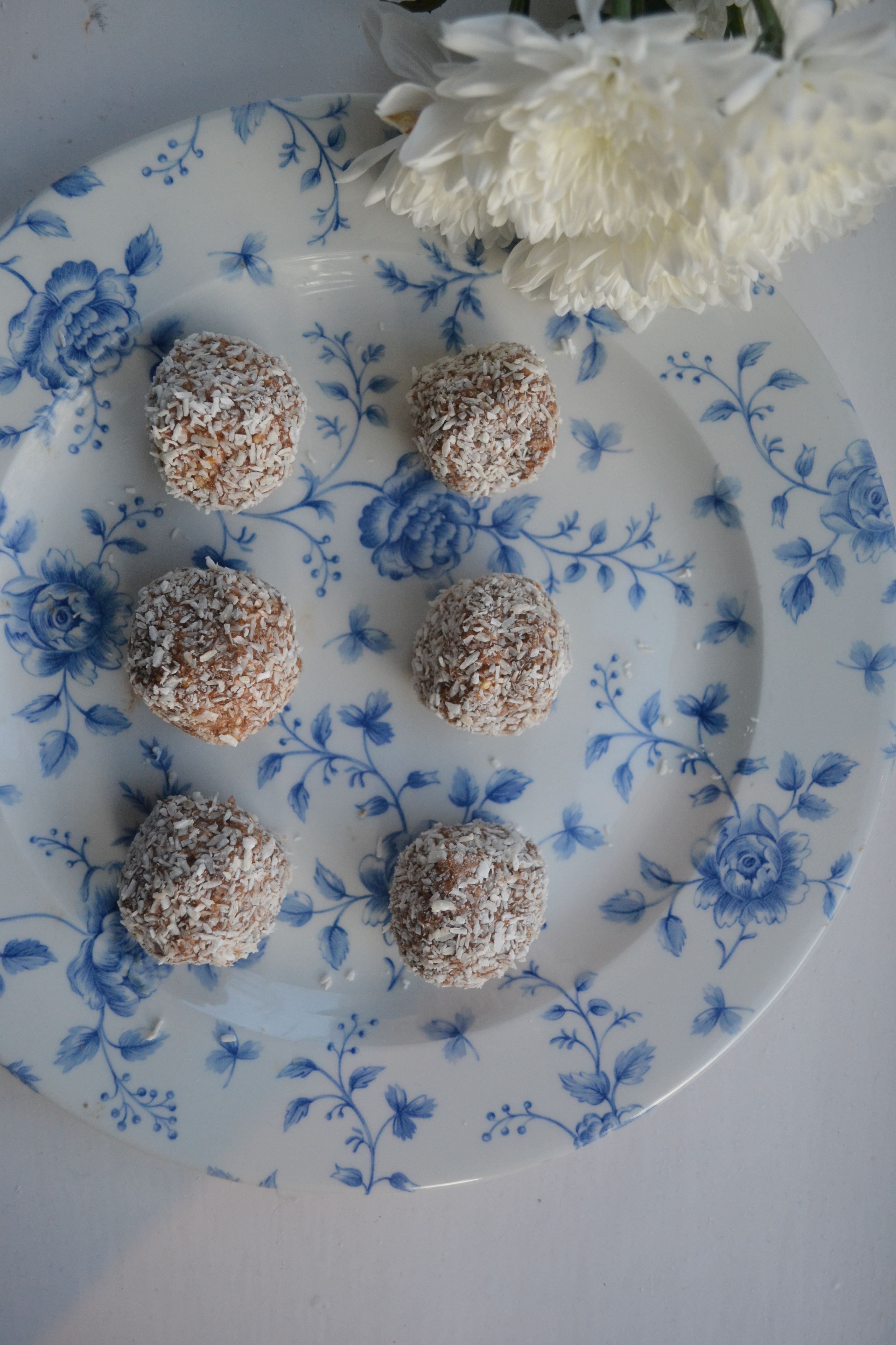 Gluten free cashew coco protein balls