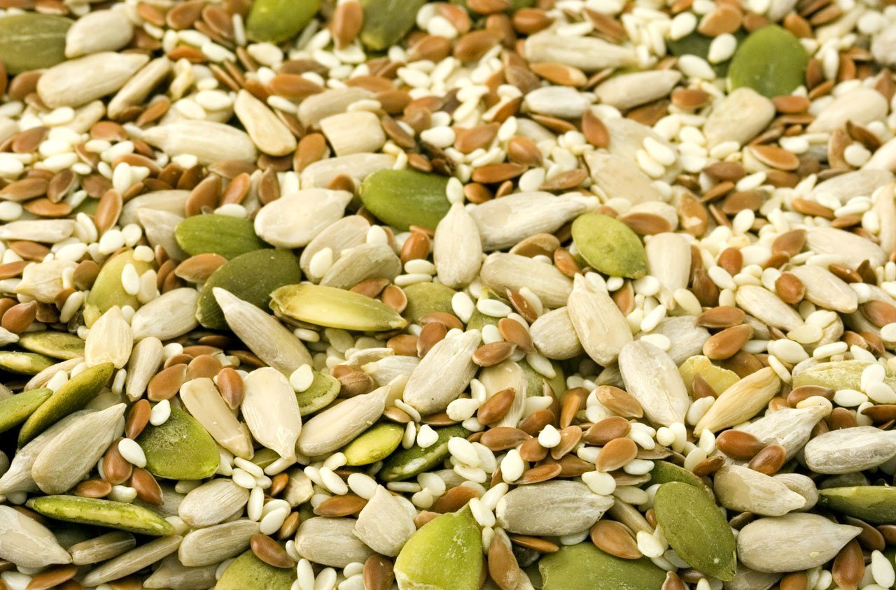 Roasted and mildly spiced sunflower and pumpkin seeds snack 